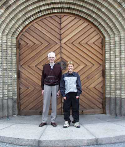 Farfar og Anders ved Grundtvigskirken